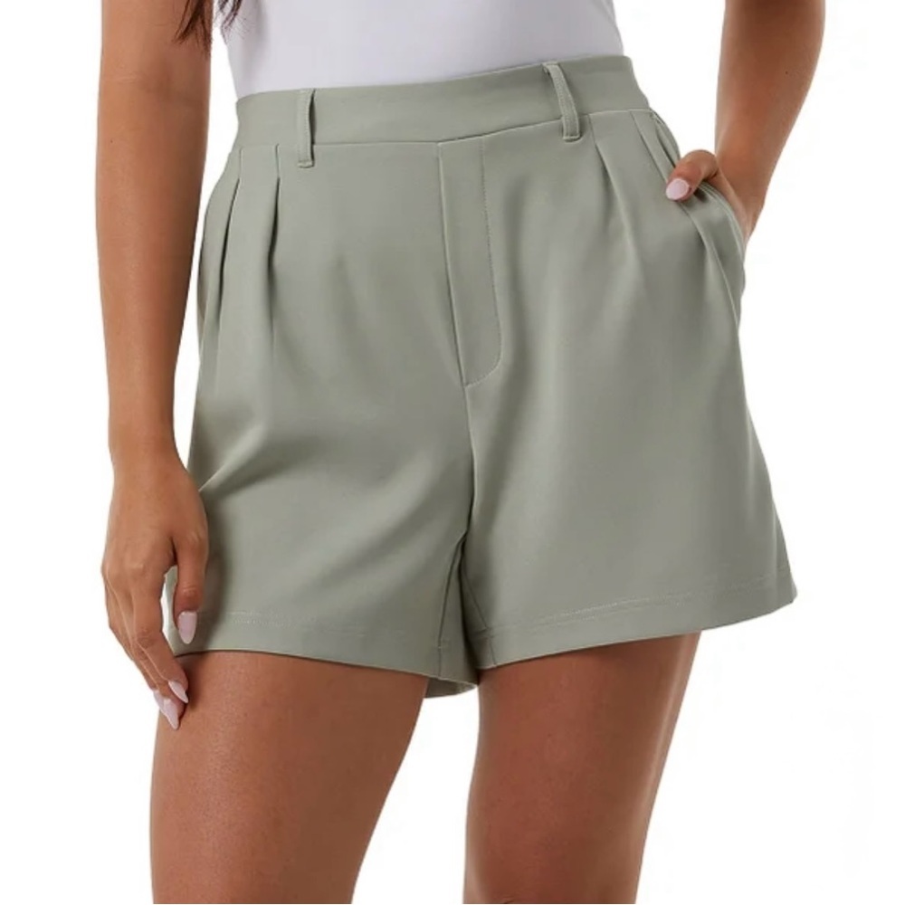 32 Degrees Women's Sage Green Pleated Shorts Size XXL NWT